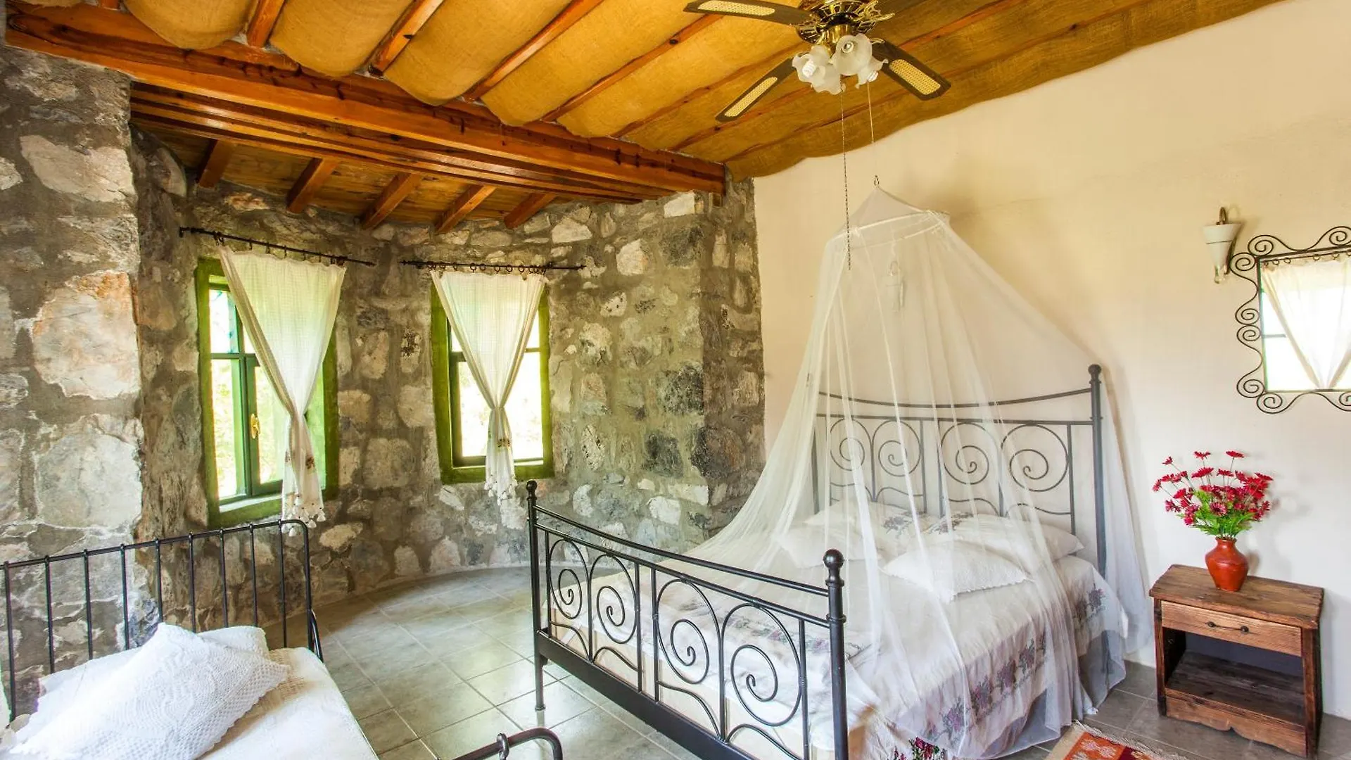 Bed and Breakfast Otantik Tas Ev à Dalaman Couette-café